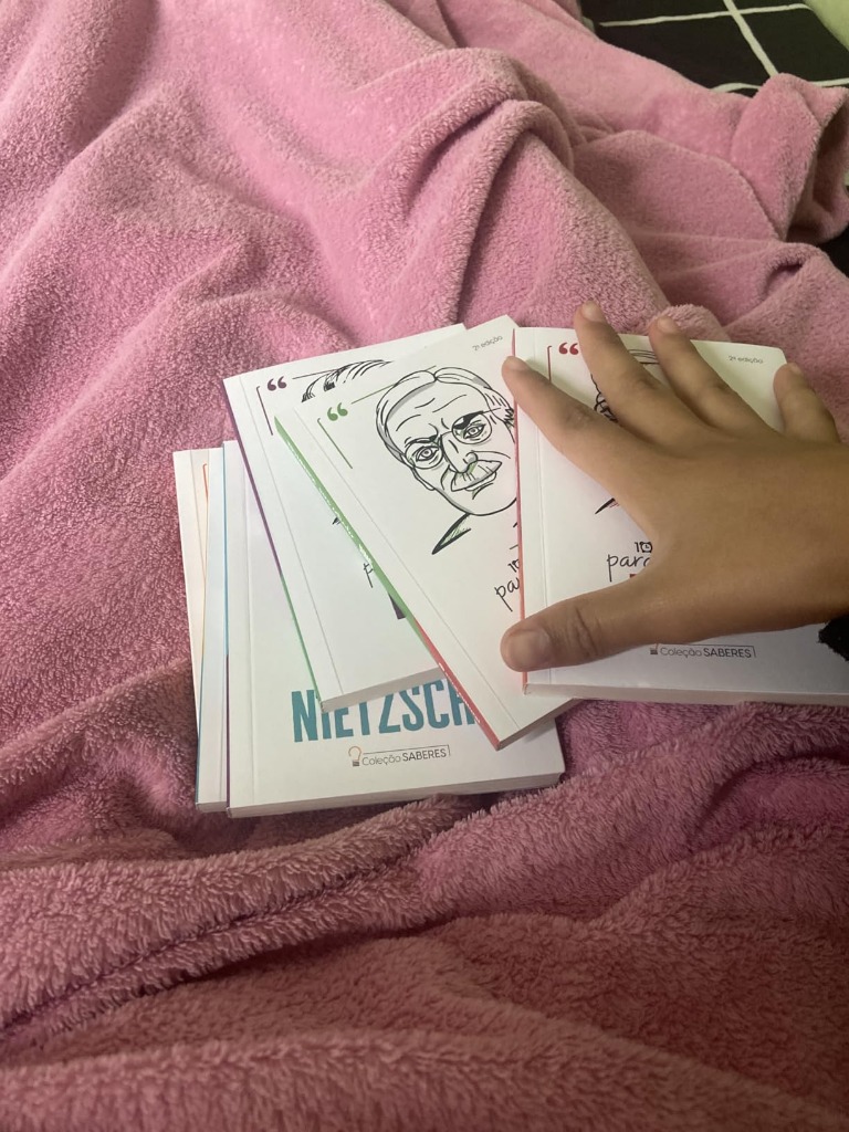 Cliente com o livro de Nietzsche
